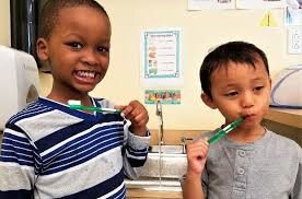 children brushing teeth